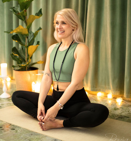 Evelina Gunnarsson Yogalärare Yogoteket Yogastudio Yoga i Örebro