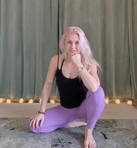 Evelina Gunnarsson Yogalärare Yogoteket Yogastudio Yoga i Örebro